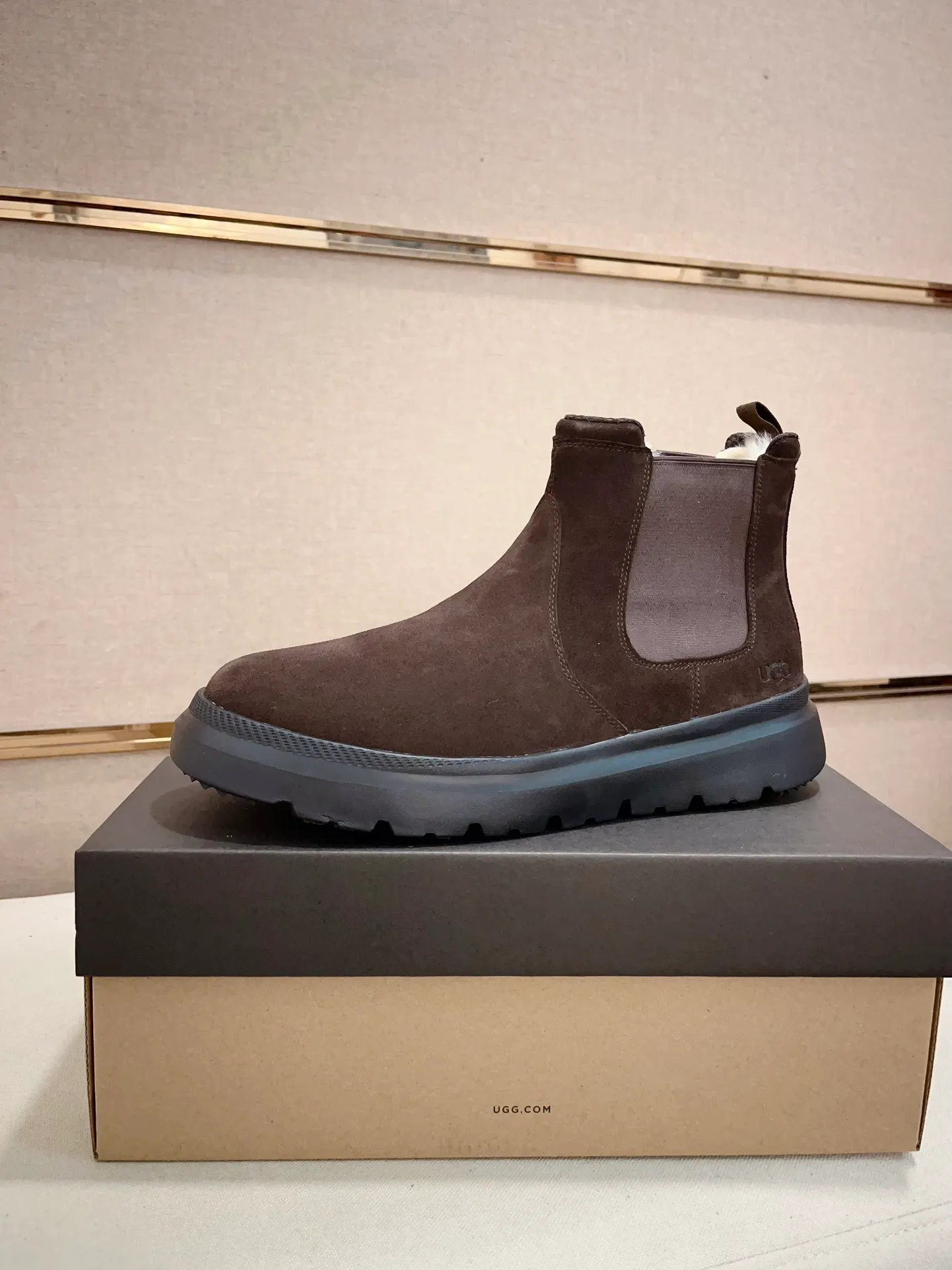 Men's shoes💰: 600💰(high-end goods) UGG❄️❄️Latest model 1:1⃣️quality, fabric: high-end quality first-layer cowhide imported from Europe. Lining: wool lining, sole: pure imported rubber foam outsole. ❤️High-end goods, fine workmanship, trendy and fashionable. The fit is very classy. If you know the goods, you will definitely not be able to refuse😍😍Code number: 41-45. Can be customized 46.47.